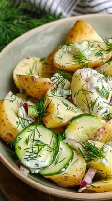 Salade de pommes de terre et de concombres avec vinaigrette crémeuse à l'aneth