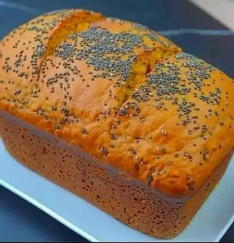 Pain de patate douce fraîchement cuit sur une table