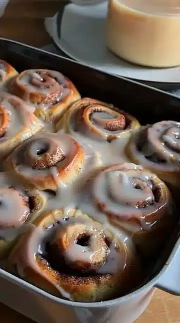 Petits Rouleaux de Cannelle Moelleux avec un glaçage crémeux savoureux.