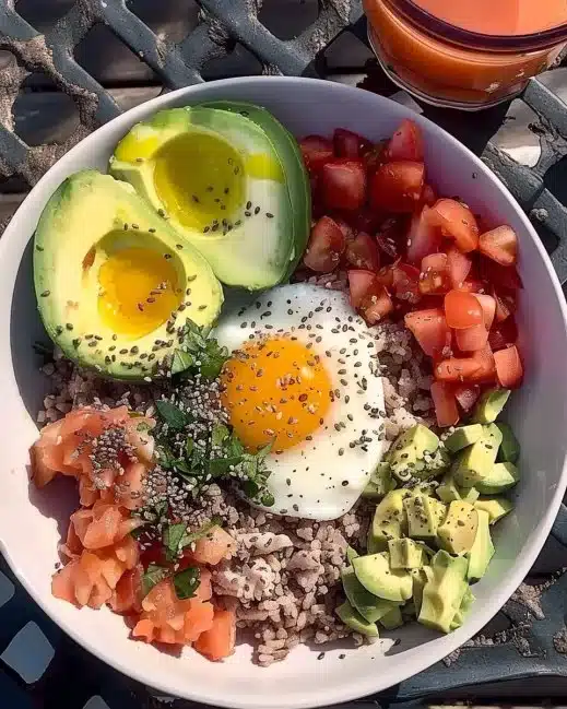 Assiette de déjeuners sains pour un plan alimentaire gym.