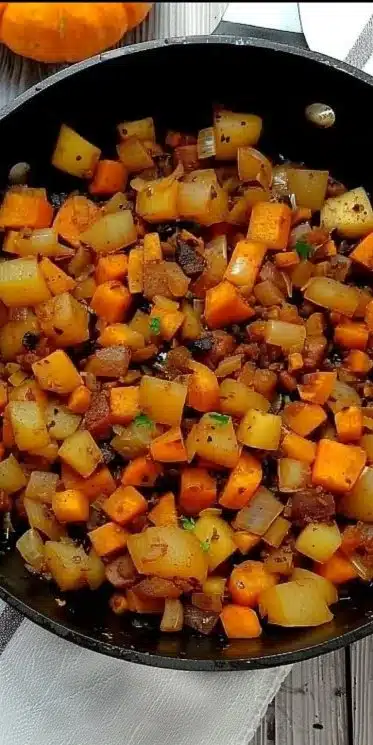 Poêlée de légumes d'automne savoureux et colorés dans une poêle.