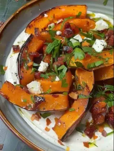 Potimarron rôti avec crème de fêta sur assiette garnie