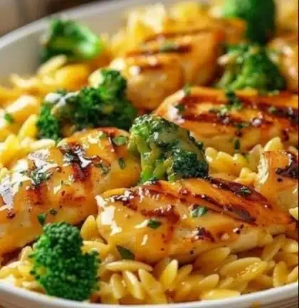 Poulet Brocoli Orzo au Cheddar dans un plat coloré