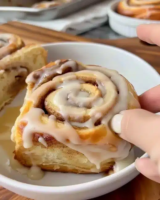 Recette appétissante de cinnamon rolls dorés et moelleux