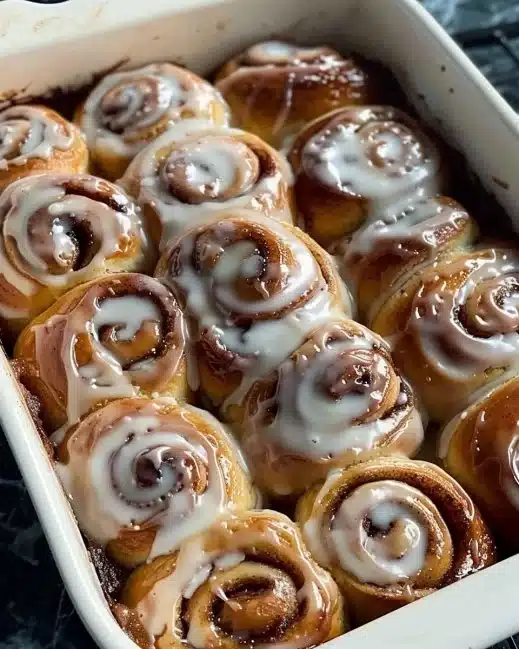 Rouleaux à la cannelle fraîchement cuits avec glaçage crémeux