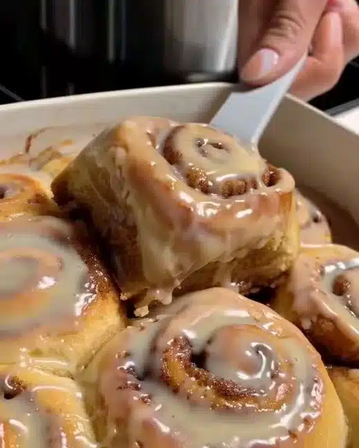 Roulés à la cannelle moelleux et délicieusement parfumés au savoureux goût de la cannelle.