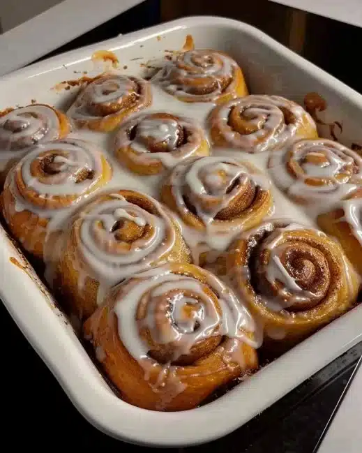 Roulés à la cannelle sortis du four, prêts à être dégustés.