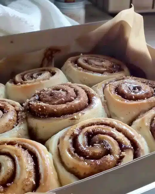 Rouleaux à la cannelle frais sortis du four, décorés de glaçage crémeux.