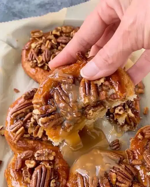 Roules à la cannelle, délicieuses pâtisseries enroulées, prêtes à être dégustées.