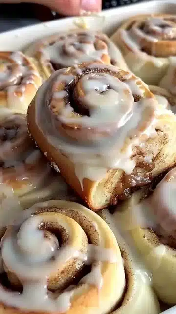 Roulés à la cannelle fraîchement cuits sur une assiette