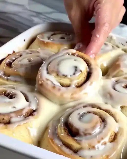 Roules à la cannelle faites maison, à la texture moelleuse et au parfum épicé.