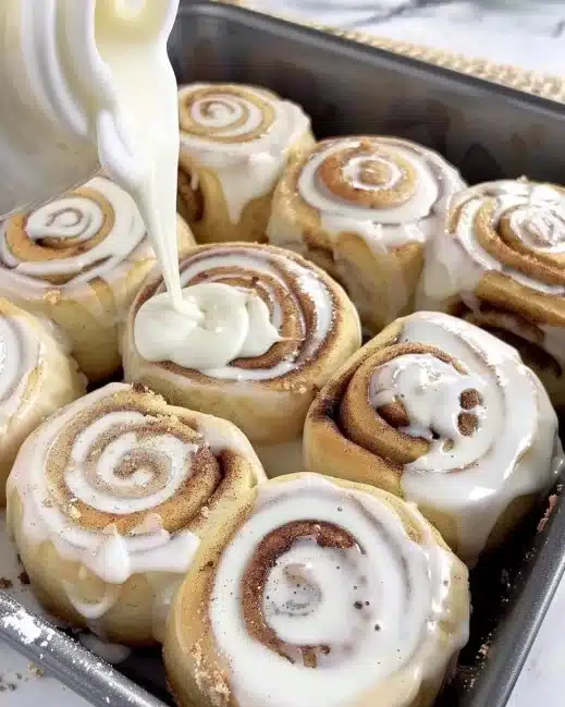 Roulés à la cannelle faits maison garnis de crème épaisse