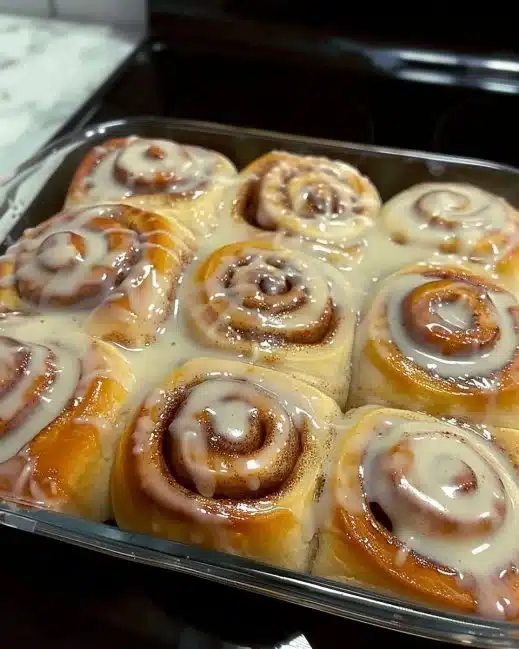 Roulés à la cannelle maison fraîchement cuits et décorés.