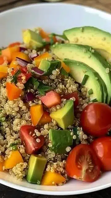 Salade de quinoa avec avocat garnie d'ingrédients frais.
