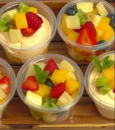 Salade de fruits colorée avec des morceaux de fruits frais