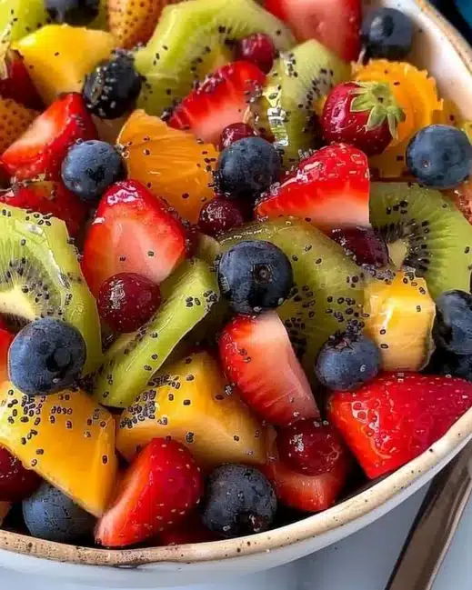 Salade de fruits frais avec vinaigrette miel-citron et graines de pavot