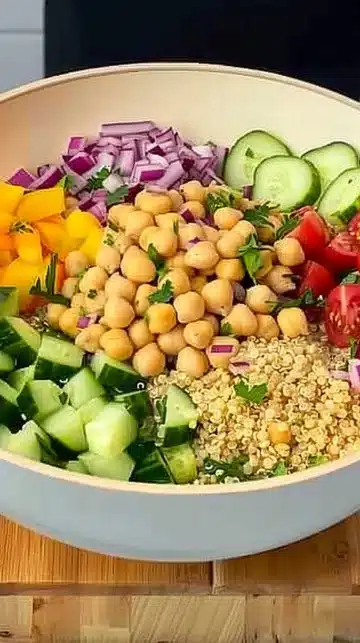 Salade de quinoa et pois chiches avec légumes frais