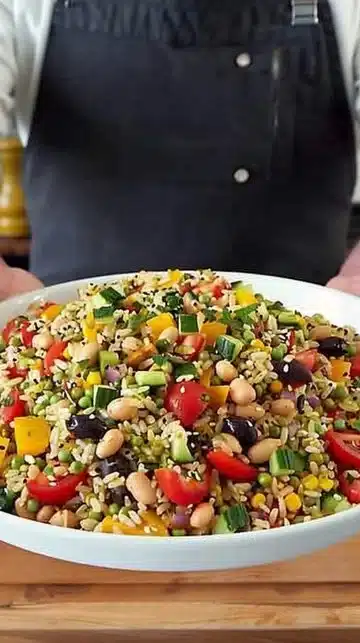 Salade de riz colorée avec légumes frais