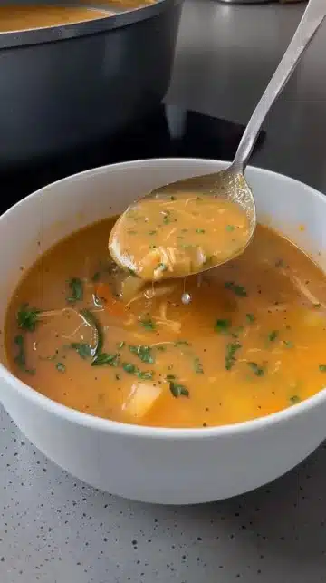 Soupe de poulet aux légumes servie dans un bol en céramique