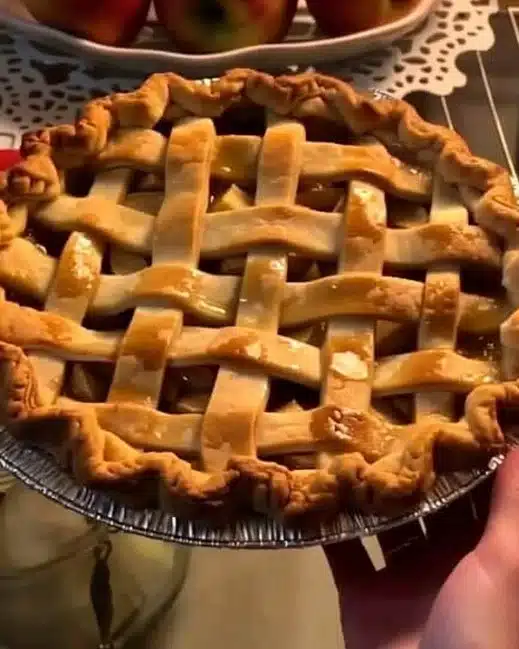 Tarte aux pommes fraîchement cuite sur une table en bois