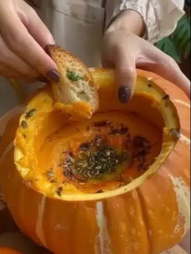 Velouté d’Automne présenté dans un potimarron, plat réconfortant et savoureux.