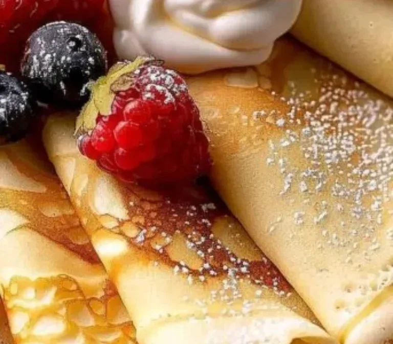 Crêpes françaises authentiques servies avec garnitures délicieuses.