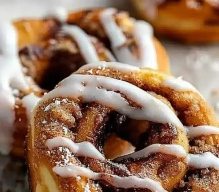 Donuts à la cannelle frais et appétissants sur une assiette