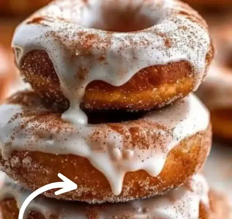 Donuts maison à la cannelle savoureux et moelleux, prêts à être dégustés.