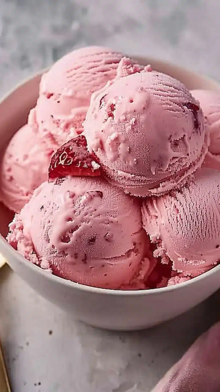 Glace Fraise Maison servie dans un bol en été