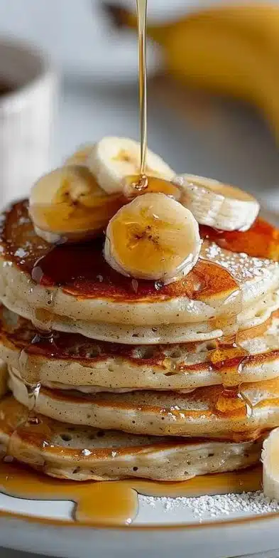 Pancakes banane moelleux prêts à être dégustés au petit-déjeuner