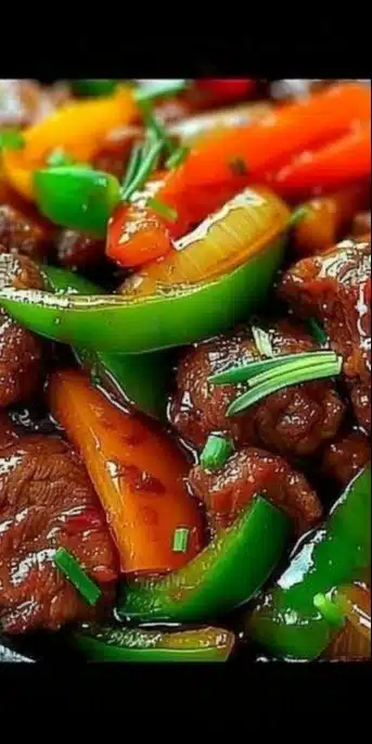 Sauté de Bœuf aux Poivrons et Oignons sur une assiette