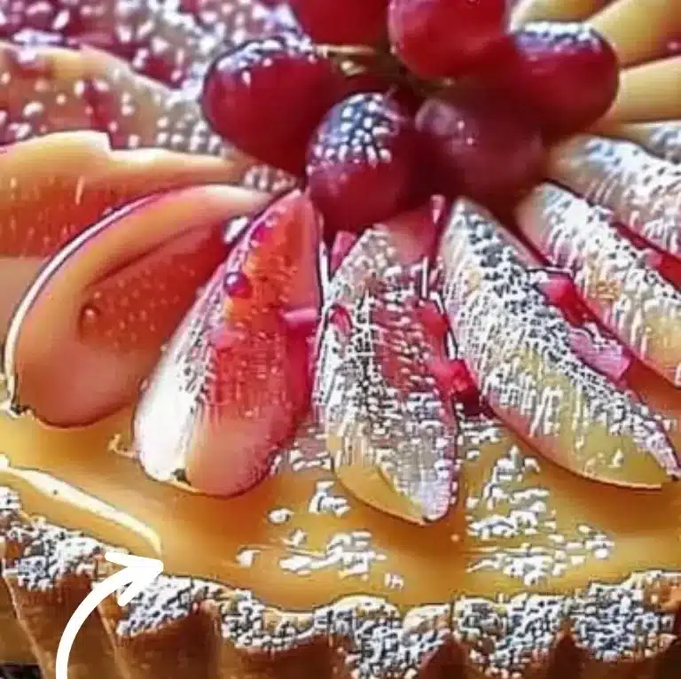 Tarte à la rhubarbe fraîche servie dans une assiette en céramique