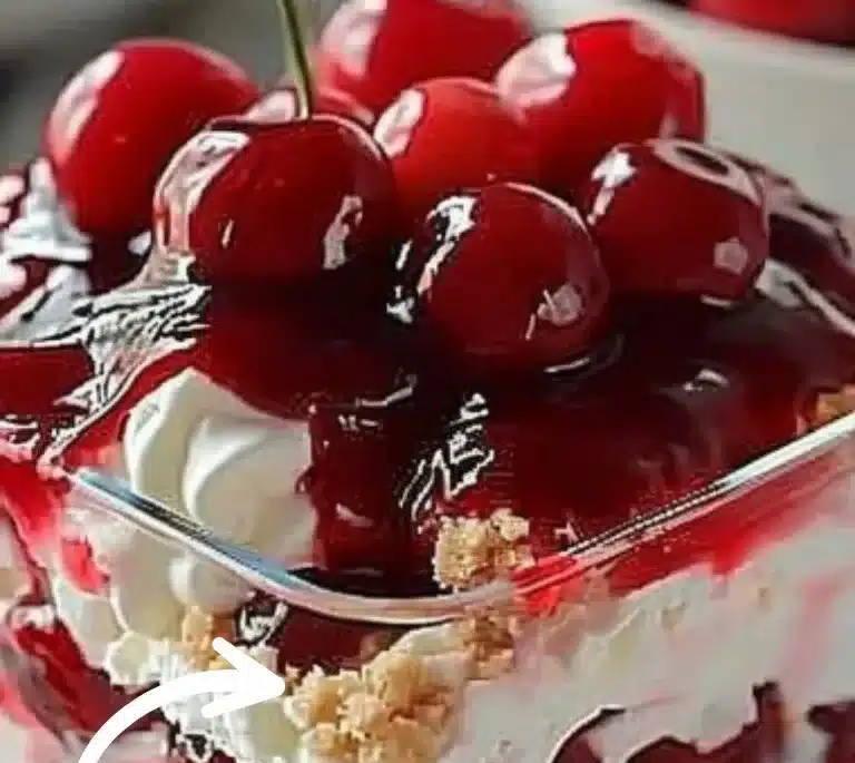 Un magnifique trifle aux cerises avec des couches de fruits et de crème.