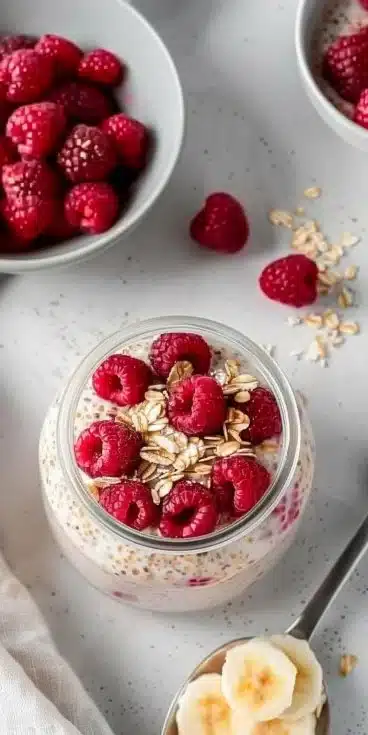Recette d'overnight oats framboise pour un petit-déjeuner healthy