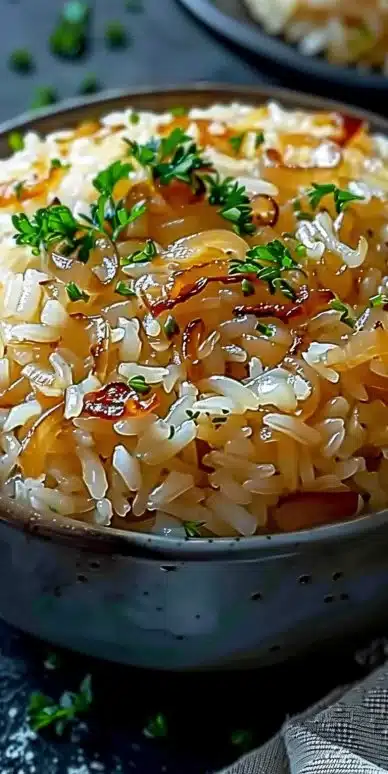 Plat de riz à l’oignon à la française présenté dans un bol élégant.